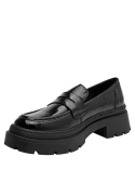 Mocasín femenino de charol negro, adecuado para ocasiones cotidianas y looks semiformal.