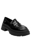 Mocasín negro de charol para mujer con diseño clásico loafer y panel cruzado sobre el empeine, fabricado en cuero.
