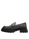 Mocasín de cuero metalizado con suela chunky, versátil para combinar con jeans o faldas midi, uniendo comodidad y elegancia.