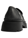 Mocasín de cuero metalizado para mujer con panel cruzado, ideal para looks casuales y semiformales.