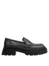 Elegante mocasín de cuero metalizado para mujer con suela gruesa texturizada, ideal para street style contemporáneo.