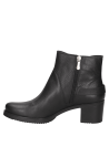 Botín casual de cuero negro para mujer con hebilla decorativa lateral, perfecto para ocasiones formales e informales.