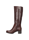 Elegante bota de cuero café para mujer, con patrón texturizado en la caña alta, adecuada para paseos urbanos en invierno.