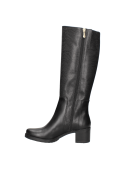 Bota de cuero negro para mujer, perfecta para ocasiones semiformales, ofreciendo estabilidad y comodidad al caminar.