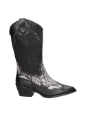 Bota vaquera negra de cuero para mujer con puntera alargada y aplicaciones metálicas, ideal para un look casual.