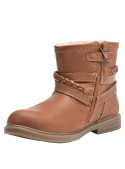 Bota camel para niña con diseño boho-chic, trenza y colgante de hoja, funcional y moderna para uso cotidiano.