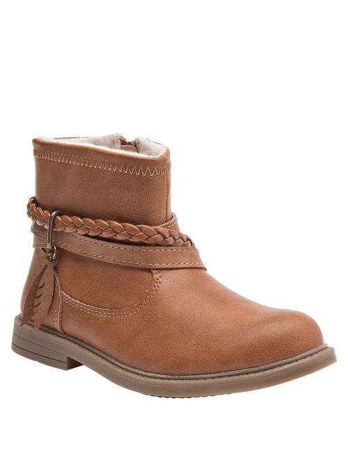Bota de niña color camel, estilo casual boho-chic, con trenza y colgante de hoja, perfecta para combinar con jeans o faldas.