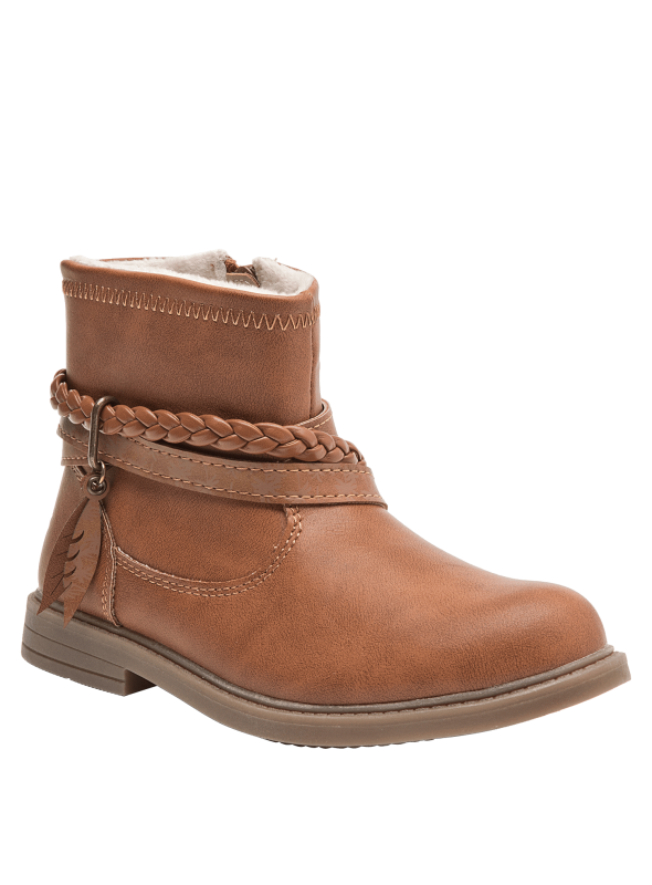 Bota de niña color camel, estilo casual boho-chic, con trenza y colgante de hoja, perfecta para combinar con jeans o faldas.