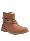Bota de niña color camel, estilo casual boho-chic, con trenza y colgante de hoja, perfecta para combinar con jeans o faldas.