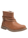 Bota de niña color camel, estilo casual boho-chic, con trenza y colgante de hoja, perfecta para combinar con jeans o faldas.