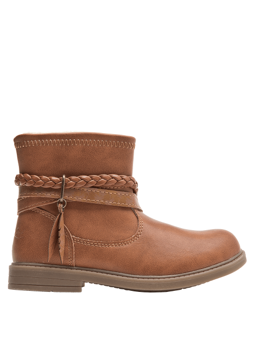 Bota de niña color camel, estilo casual boho-chic, con trenza y colgante de hoja, perfecta para combinar con jeans o faldas.