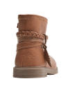 Bota camel casual para niña con acabado liso y costuras visibles, trenza decorativa y colgante de hoja en diseño boho-chic.