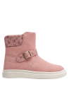 Bota de niña en color rosado con borde floral y hebilla lateral, adecuada para ocasiones informales como paseos o colegio.