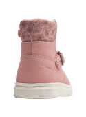 Bota sintética rosada para niña, diseño casual con hebilla decorativa y estampado floral, versátil para el día a día.