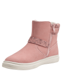 Bota rosada de media caña para niña con hebilla lateral y estampado floral, ideal para un estilo casual y urbano-chic.