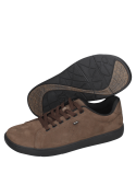 zapatilla urbana café de cuero para hombre, con detalles modernos y textura suave, perfecta para actividades casuales.