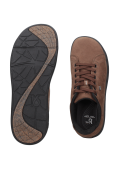 zapatilla urbana café de cuero para hombre, diseñada para comodidad diaria, con ojales metálicos y lengüeta acolchada.