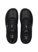 Calzado negro sintético de estilo urbano para hombre, con perforaciones laterales que mejoran la ventilación y comodidad.