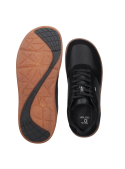 Zapatilla urbana negra para hombre, diseño casual con cordones y detalles de gamuza, ideal para un look moderno y funcional.