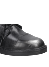 Botín de cuero negro para mujer, estilo casual con costuras visibles y puntera reforzada para mayor durabilidad.