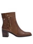Botín de cuero café con detalle de borla, caña media y tacón ancho, ofrece estabilidad y comodidad.