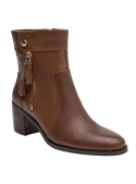 Botín de cuero café con cierre lateral y tirador moderno, estilo casual clásico, perfecto con jeans o vestidos.