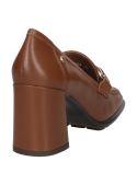 Calzado de cuero café para mujer, mocasín con taco cuadrado y detalle moderno, perfecto para un look elegante.