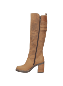 Bota de cuero camel para mujer con correas ajustables y hebillas, ofreciendo estabilidad y estilo en su diseño casual.