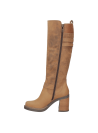 Bota de cuero camel para mujer con correas ajustables y hebillas, ofreciendo estabilidad y estilo en su diseño casual.