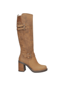 Bota camel de cuero para mujer, estilo casual, con correas y hebillas decorativas que añaden un toque moderno y ajustable.