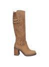 Bota camel de cuero para mujer, estilo casual, con correas y hebillas decorativas que añaden un toque moderno y ajustable.