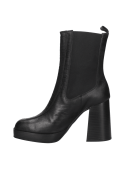 Elegante bota Chelsea negra de cuero para mujer, con diseño sobrio y suela gruesa apta para ciudad y eventos formales.