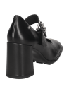 Calzado femenino de charol negro con silueta cerrada y detalles metálicos, perfecto para eventos especiales.