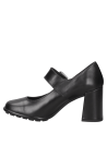 Zapato de charol negro con taco bloque y correa ajustable con hebilla, ofreciendo estabilidad y ajuste seguro.