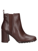 Elegante botín marrón de cuero para mujer, con tacón cuadrado que brinda estabilidad y comodidad para cualquier ocasión.