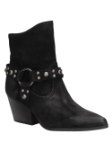 Botín negro de cuero para mujer con tachas metálicas en la correa del tobillo, diseño moderno y rústico con estilo western.