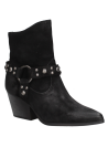 Botín negro de cuero para mujer con tachas metálicas en la correa del tobillo, diseño moderno y rústico con estilo western.