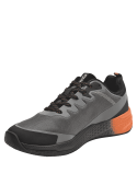 Zapatilla gris de trail running para hombre, diseño deportivo y robusto, ideal para alto rendimiento y ventilación.