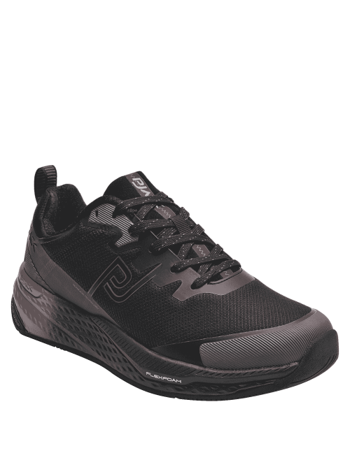 Zapatilla masculina negra de trail, detalles en el empeine que aportan un estilo moderno y dinámico al diseño.