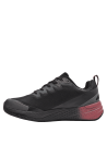Calzado sintético negro para trail running masculino, con cordones entrelazados y ojales reforzados para ajuste firme.
