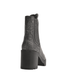 Cuero metalizado en botines Chelsea para mujer, combinando estilo y funcionalidad en un diseño contemporáneo.