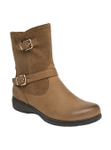 Bota camel de cuero con cierre lateral, facilitando el calce y descalce, ideal para un estilo de vida activo y práctico.
