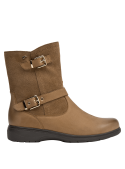 Bota camel de cuero para mujer con diseño urbano, combinando material liso y gamuza, ideal para uso diario en la ciudad.