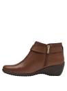 Calzado casual femenino en color café con hebilla lateral, adecuado para reuniones informales y salidas de fin de semana.
