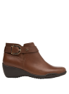 Botín café de mujer estilo casual urbano con hebilla metálica decorativa, ideal para combinar con jeans o faldas.