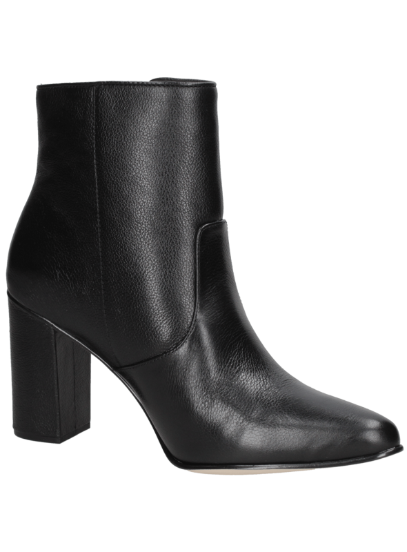Botín negro de mujer en cuero, diseño elegante y sofisticado, ideal para uso diario con atuendos casuales o formales.