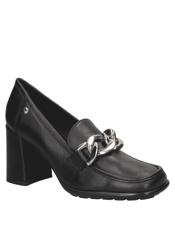 Mocasín de cuero café para mujer, diseño sofisticado con cadena brillante y taco cuadrado, versátil para eventos.
