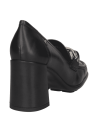 Mocasín de cuero negro para mujer, estilo casual con cadena brillante, ideal para eventos formales y casuales.