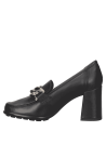 Calzado casual negro de cuero para mujer, mocasín con cadena moderna en el empeine y taco cuadrado cómodo.