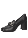 Zapato mocasín negro de mujer en cuero, diseño clásico con taco cuadrado medio y cadena decorativa brillante.